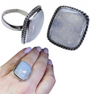 Pierścionek srebrny z prostokątnym kamieniem księżycowym w ciekawej oprawie